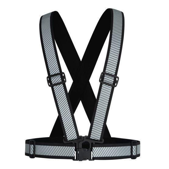 Reflekssele i sort er 4 cm bred med 3 cm bred refleksstripe. Onesize – Selen er justerbar fra Small til Xlarge. Passer perfekt til turer, jogging, sykling eller bare en liten spasertur til butikken.