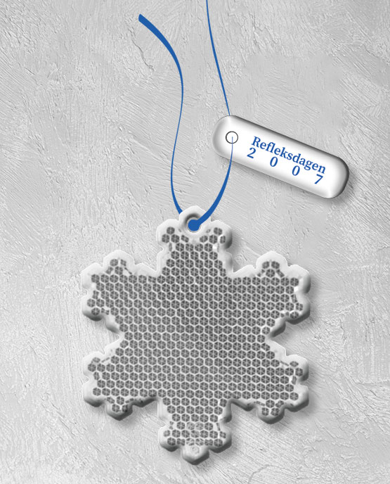Hengerefleks hardbrikke formet som et snøkrystall var Trygg Trafikk sin hengerefleks til Refleksdagen 2007. Med tag Trygg Trafikk og Refleksdagen 2007